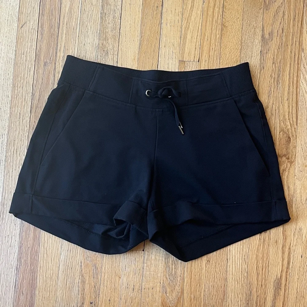 Athleta Midtown 4" Shorts SIZE XS - Picture 1 of 4